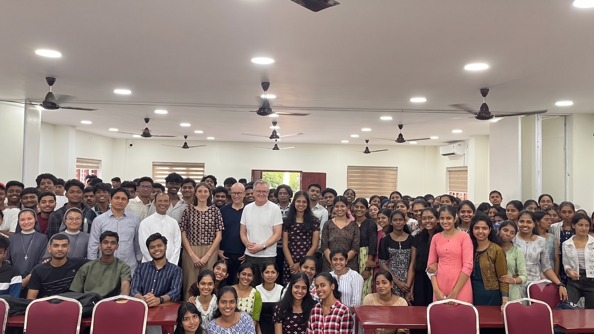 Klasse angehender Pflegekräfte mit Partnern vor Ort