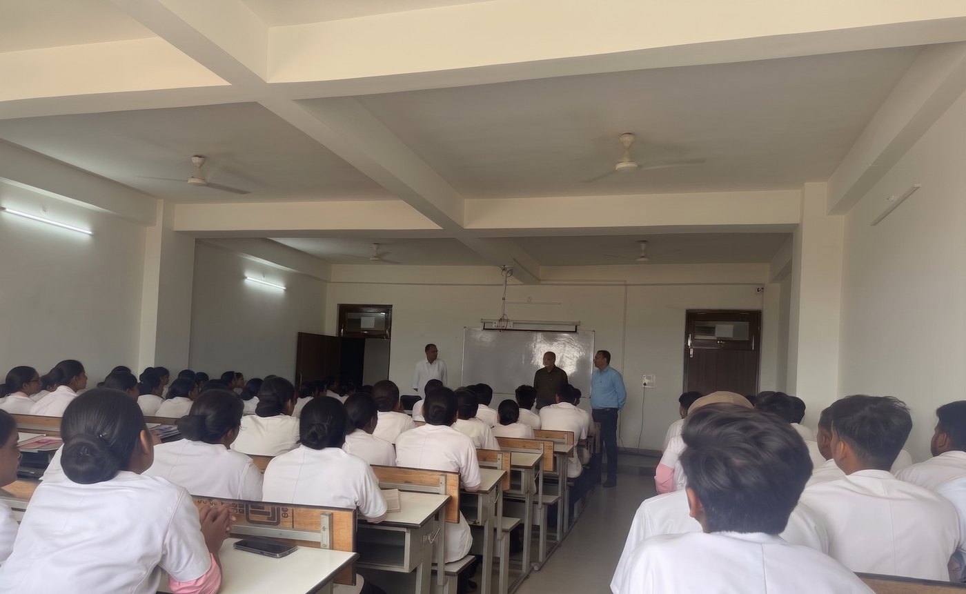 Voll besetzter Klassenraum bei einem Bildungspartner in Indien