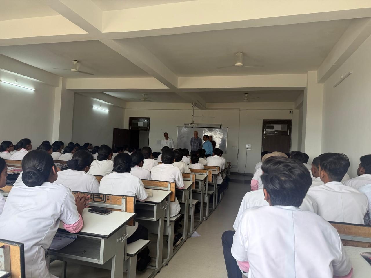 Voll besetzter Klassenraum bei einem Bildungspartner in Indien